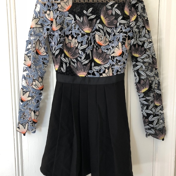 Beautiful laced dress with draped bottom - Picture 2 of 7